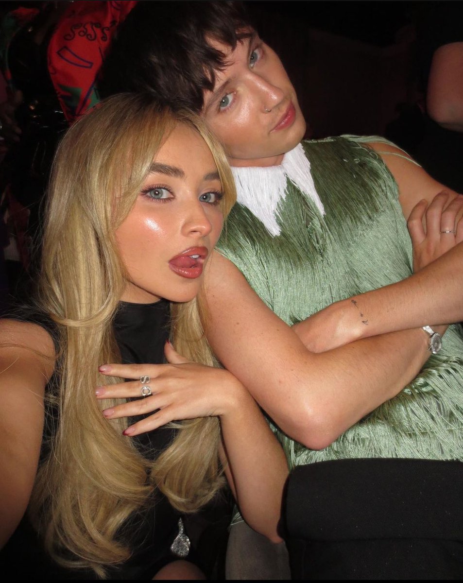 UpdatedTS's tweet image. 📸| Troye on Sabrina Carpenter’s Instagram!

  © sabrinacarpenter