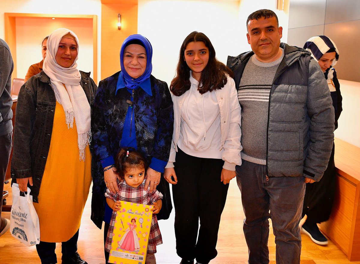 SeymaDgc's tweet photo. Kaymakamımız @ahmetkarakaya37 ile birlikte her an dayanışma içinde olup, bir an bile yalnız bırakmadığımız depremzede kardeşlerimizle buluştuk.

Acılarımızı paylaşırken birbirimize olan bağımızı daha da güçlendirdik, daha da kenetlendik.

Allah’ın izniyle hep birlikte yaralarımızı sarmaya devam edeceğiz.

#6Şubat2023