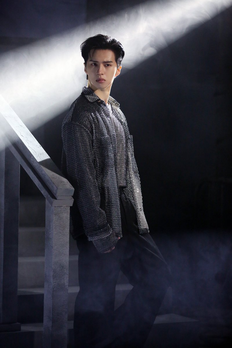 RealVIXX's tweet image. 나는 로빅이다. #켄 요원의 뮤지컬 &amp;lt;노트르담 드 파리&amp;gt; 프로필 촬영 현장 비하인드 사진을 공개한다. 오늘도 멋진 근위 대장 쟌뷔스에게 큰 박수와 응원 보내주기 바란다.🔔 [이상, RT작전 실행하라!]
 
#빅스 #VIXX #KEN #이재환
#노트르담드파리 #페뷔스