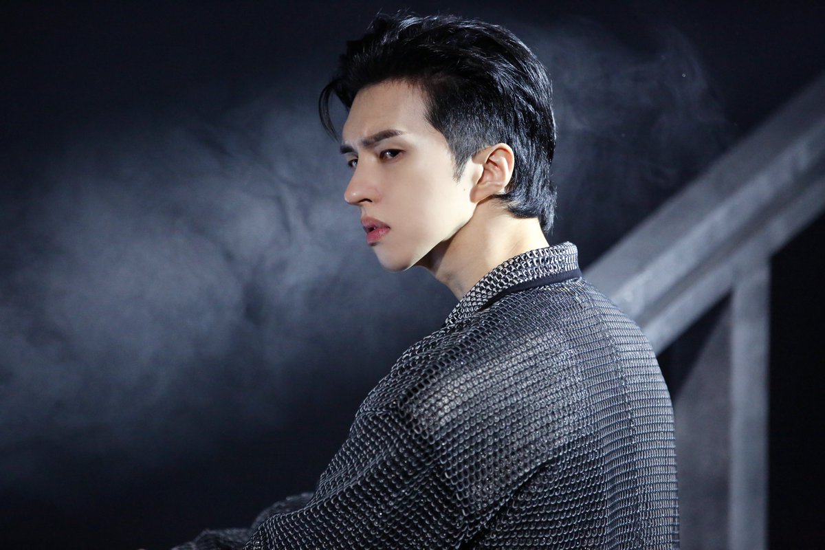 RealVIXX's tweet image. 나는 로빅이다. #켄 요원의 뮤지컬 &amp;lt;노트르담 드 파리&amp;gt; 프로필 촬영 현장 비하인드 사진을 공개한다. 오늘도 멋진 근위 대장 쟌뷔스에게 큰 박수와 응원 보내주기 바란다.🔔 [이상, RT작전 실행하라!]
 
#빅스 #VIXX #KEN #이재환
#노트르담드파리 #페뷔스