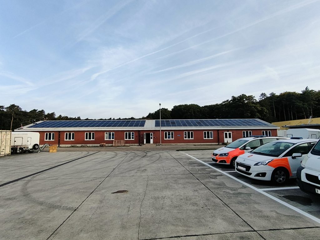 BelgiumDefence's tweet photo. Une grande installation de panneaux solaires est en cours de finalisation au sein du domaine militaire Den Troon à #Grobbendonk. Il s’agit d’une première avec la participation citoyenne pour la Défense, via un contrat Power Purchase Agreement https://t.co/ZNFtngUfEs https://t.co/7njBxrKe4R