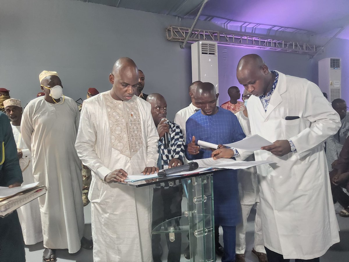 Aux côtés du Chef de l’Etat, Général Mamadi Doumbouya, Commandant en chef des Forces armées, je me suis recueilli sur les dépouilles mortelles exposées au Palais du Peuple et j’ai priés pour le repos de leurs âmes.