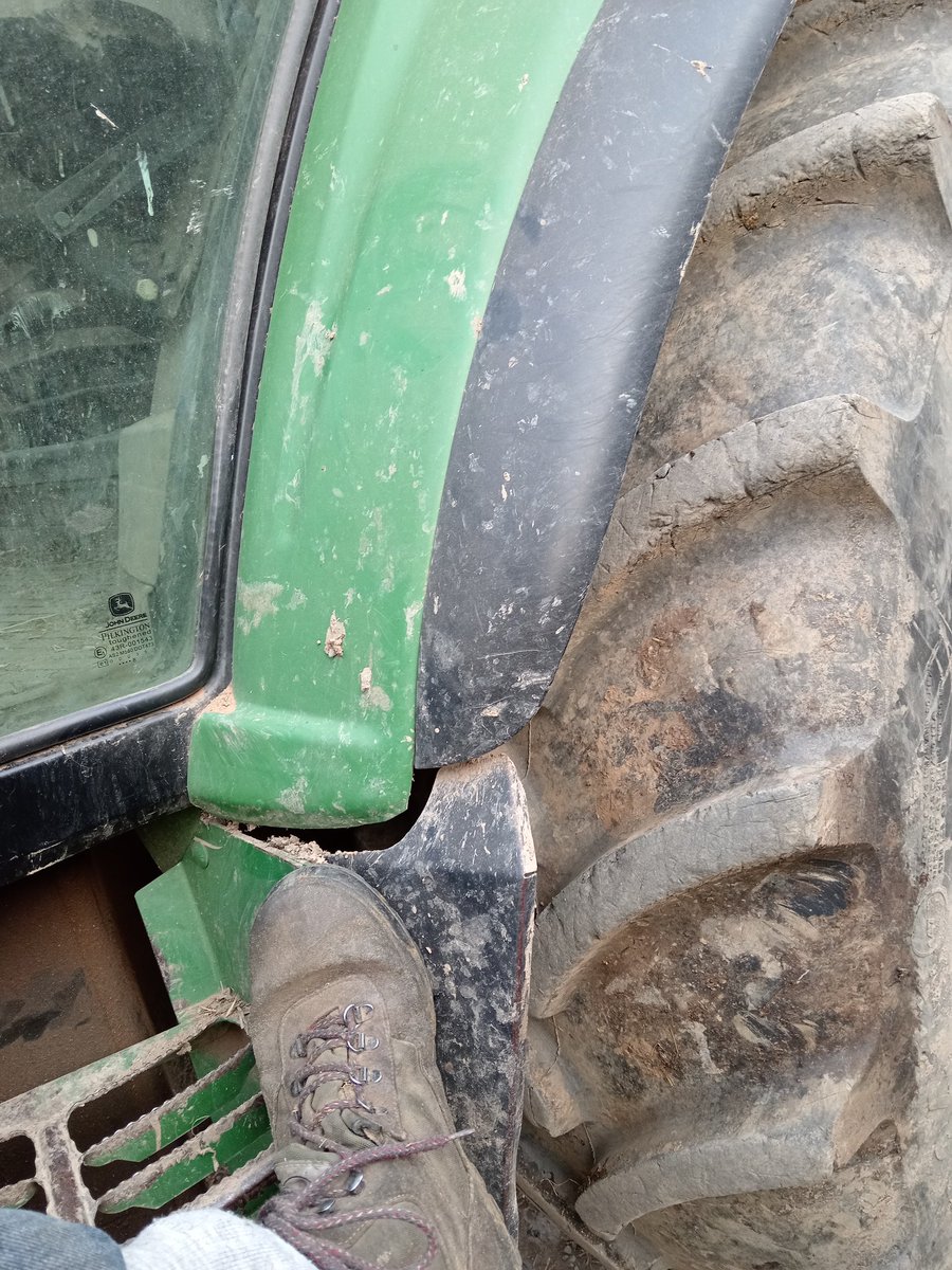 "Quan siguis més alt que la roda del tractor hi podràs pujar"
Em deia l'Hereu (l'oncle) quan era un sagalet. 
Jo sóc Jordi, Jordi que prové del grec antic i és la unió de les paraules 'ye' i 'epyov' i significativa aquell que treballa la terra, pagès.
#AitarenEtxeaDefenditukoDut