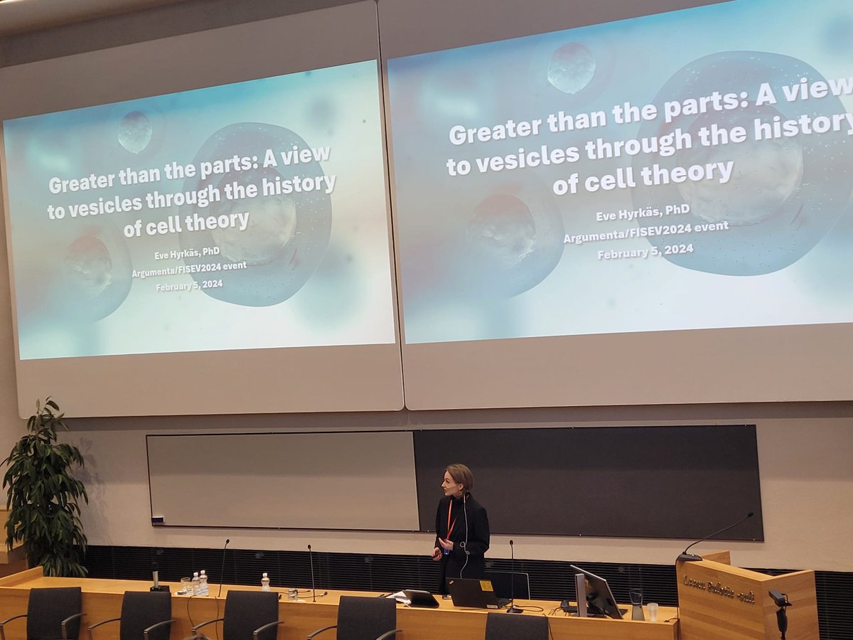 Alustin eilen soluteorian historiasta ja sen yhtymäkohdista nykyiseen vesikkelitutkimukseen <a href="/Fisev_society/">Finnish Society of Extracellular Vesicles</a> ja Terve ihminen - terve ympäristö -hankkeen (@Skr_fi) järjestämässä tapahtumassa. Alustusta seurasi kiehtova monitieteinen keskustelu ja asiantunteva paneeli. Kiitos!