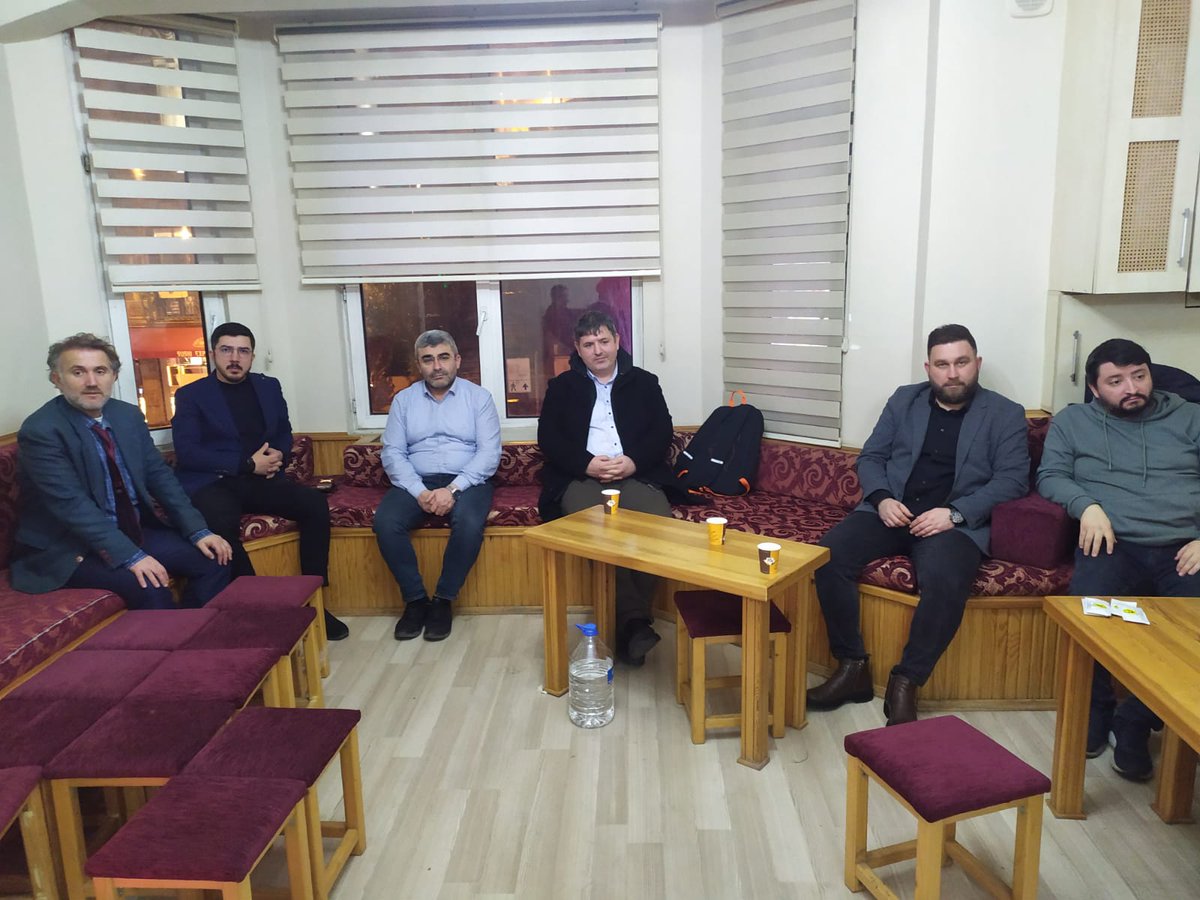 ÜNDER 'Beyoğlu Sohbetleri'nde hattat, ebrûzen ve şair  Halil İbrahim Alperen'i ağırladık. Alperen, katılımcı misafirler için Ünye temalı şiirlerini seslendirdi. unyeliler.com/detail.php?Rou…