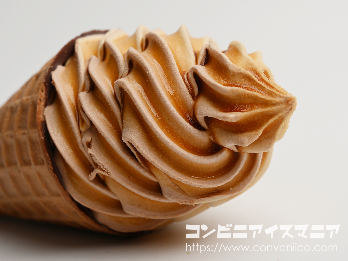 チョコレート好き＆コーヒー好きの皆様へ。セブンとCHOCOLATE BANKのコラボワッフルコーンがバリうま案件です!!😉

チョコレートアイスとコーヒーアイスの2層仕立て。さらに濃厚なコーヒーソースを加えた贅沢なワッフルコーンです！（アイスとコーンにCHOCOLATE BANKのチョコ原料を使用✨）