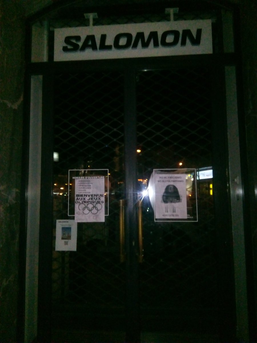 2024Saccage's tweet photo. Cette nuit des collages ont été fait dans Paris en soutient au anti-jop italiens. 
La marque Salomon partenaire premium des Jeux italiens à été particulièrement visée !
Ni ici ni ailleurs : non aux JOP de Paris, Milan, Los Angeles et des Alpes ! https://t.co/1bC0A697wZ
