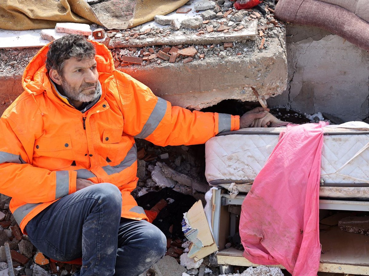 #6subat2023 Bugün , Kahramanmaraş merkezli iki yıkıcı depremin üzerinden bir yıl geçti. 7,7 ve 7,6 büyüklüğünde sarsılan topraklarımız, 11 ilimizde derin yaralar açtı, on binlerce hayatı söndürdü ve milyonlarca insanımızı etkiledi. Bu acı gün, bize insan hayatının kırılganlığını