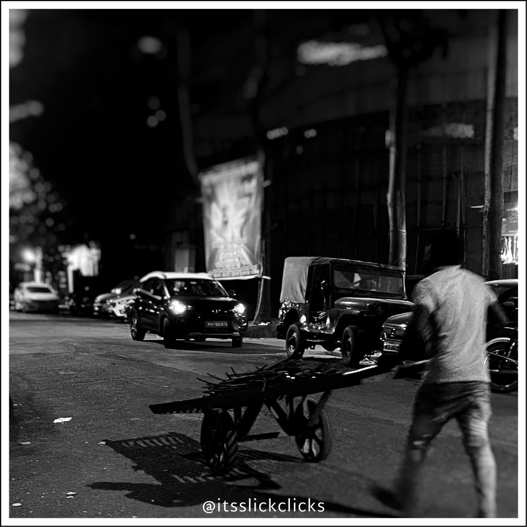 itsslickclicks's tweet photo. Propelling a cart through the streets strategically navigates the intricacies of the urban landscape.
#NightPhotography #BlackAndWhite #iPhone12 #Photography #Art #Monochrome #Noir #CaptureTheNight #MobilePhotography #LowLight #streetphotography https://t.co/ernqpLUnDA