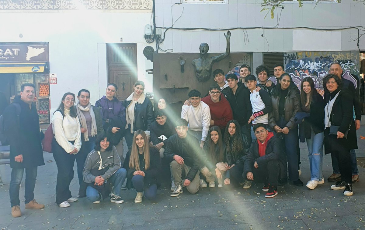 inselcalamot's tweet photo. Els alumnes de 2n BAT van gaudir un cop més de la ruta de #LaPLaçadelDiamant pel barri de Gràcia. Van aprofundir en aquesta obra de #MercèRodoreda tot passejant pels escenaris més emblemàtics de la novel·la. #SomCalamot #BATCalamot #literatura #llenguacatalana @itineraplus https://t.co/ud5mocLpEQ