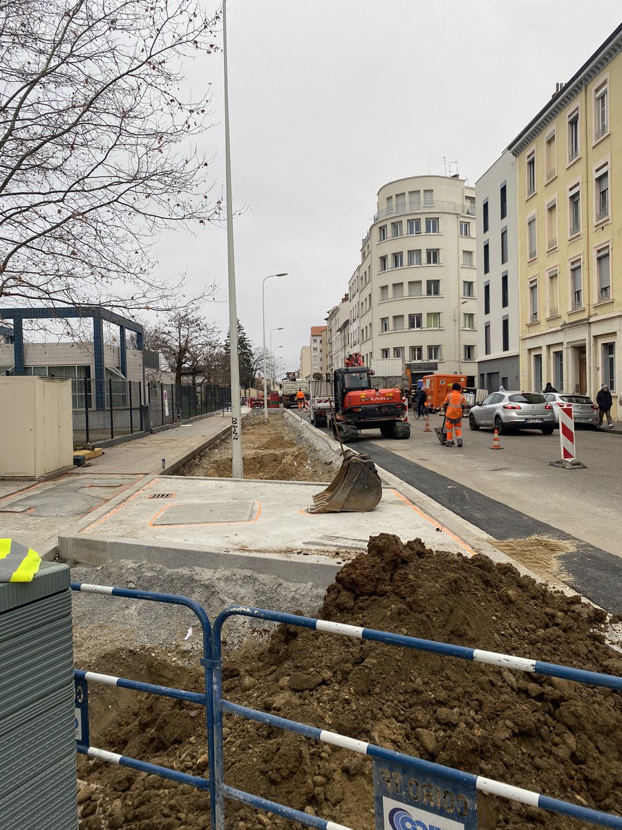 ChapuisGautier's tweet photo. Partout dans la ville : on creuse, on plante 🌳

De Guillotière à la rue Rochaix, le long des rails pour la voie lyonnaise 2 ou en Presqu’île : on creuse, on plante 🌳

Pour préparer notre ville aux enjeux de demain, pour notre santé : on creuse, on plante 🌳 https://t.co/7bIqHYUSTY
