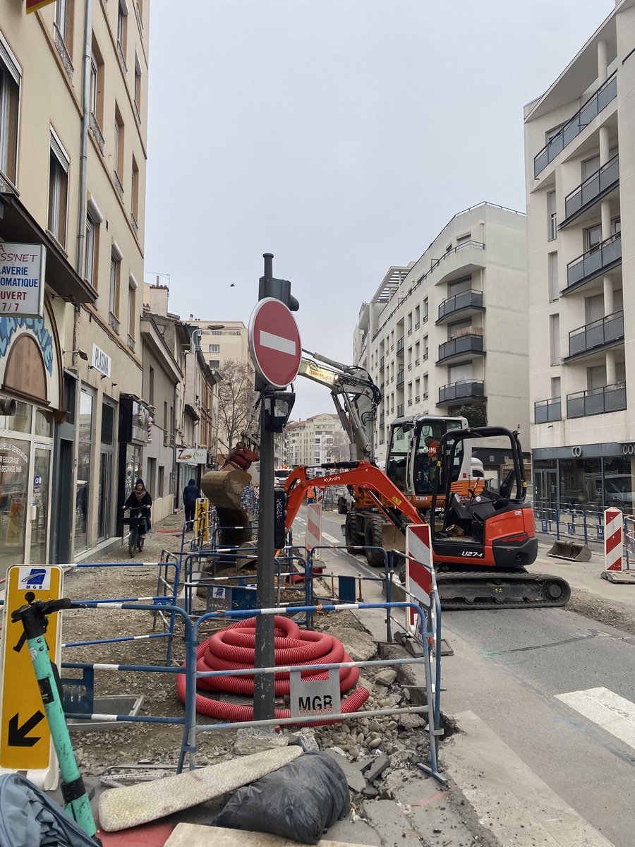 ChapuisGautier's tweet photo. Partout dans la ville : on creuse, on plante 🌳

De Guillotière à la rue Rochaix, le long des rails pour la voie lyonnaise 2 ou en Presqu’île : on creuse, on plante 🌳

Pour préparer notre ville aux enjeux de demain, pour notre santé : on creuse, on plante 🌳 https://t.co/7bIqHYUSTY