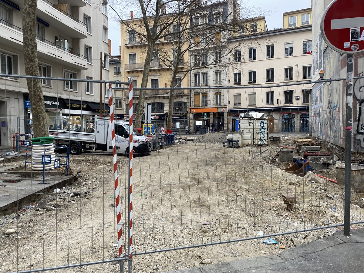 ChapuisGautier's tweet photo. Partout dans la ville : on creuse, on plante 🌳

De Guillotière à la rue Rochaix, le long des rails pour la voie lyonnaise 2 ou en Presqu’île : on creuse, on plante 🌳

Pour préparer notre ville aux enjeux de demain, pour notre santé : on creuse, on plante 🌳 https://t.co/7bIqHYUSTY