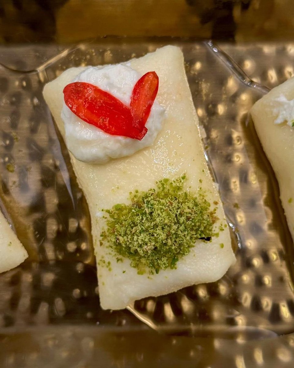 ARHallab1881's tweet image. Spot the love in every bite♥️
Are you ready for Valentine’s Day?🥰

#PremiumQuality #LebaneseSweets #PremiumTaste #Hallab1881 #أصل_الحلو #قصر_الحلو #VisitHallab #ArabicSweets