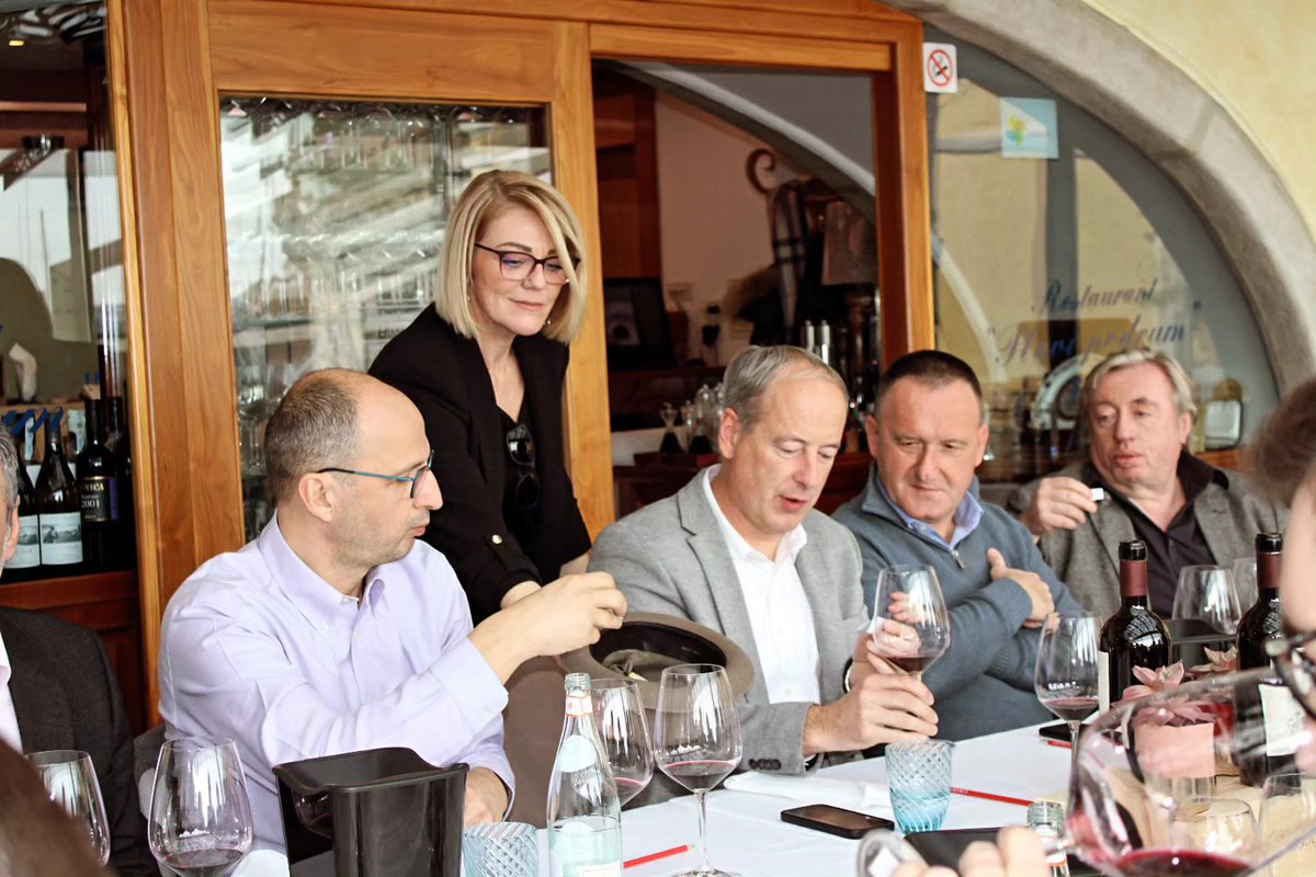 EPerdec's tweet photo. Biranje najboljeg blenda za veliko vino Santa Elisabetha, vina Benvenuti iz berbe 2020, naravno u ugodnom društvu :  #emilperdec #vinabenvenuti @Sandiparis1  @SasaSpiranec @PlavaKamenica #teran #vinistra #visitistra #sommlife https://t.co/NAYDkHnwjl
