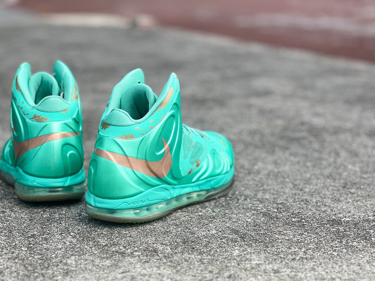 SLAMJAPAN's tweet photo. 【入荷情報】
自由の女神をモチーフに自由の女神から
配色をサンプリングした
"NIKE AIR MAX HYPERPOSITE"が
入荷しました‼︎

経年劣化による塗装剥がれを銅色で表現するなのど、細部まで表現されインソールには自由の女神がプリントされています‼︎

#SLAM #statueofliberty #airmax #hyperposite https://t.co/e8dSF0JrdQ