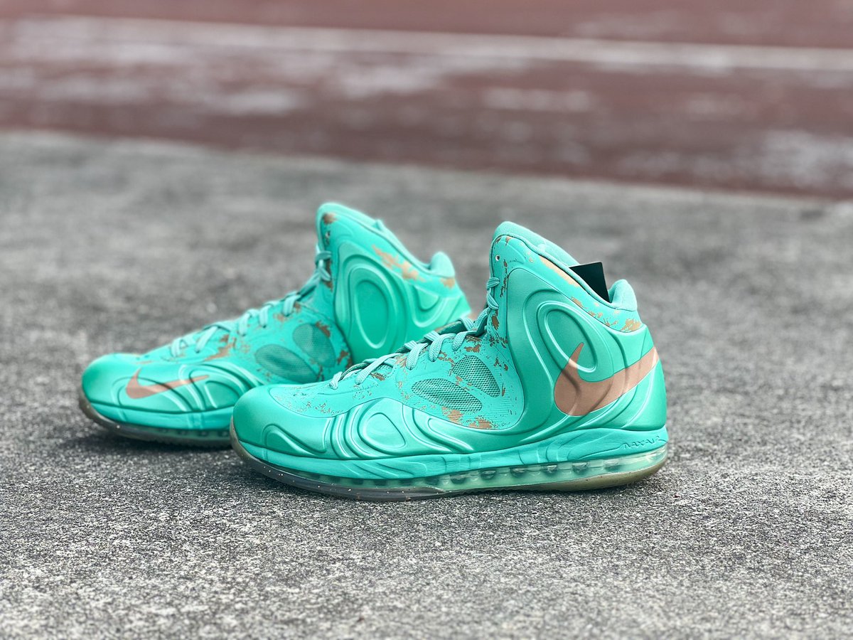 SLAMJAPAN's tweet photo. 【入荷情報】
自由の女神をモチーフに自由の女神から
配色をサンプリングした
"NIKE AIR MAX HYPERPOSITE"が
入荷しました‼︎

経年劣化による塗装剥がれを銅色で表現するなのど、細部まで表現されインソールには自由の女神がプリントされています‼︎

#SLAM #statueofliberty #airmax #hyperposite https://t.co/e8dSF0JrdQ