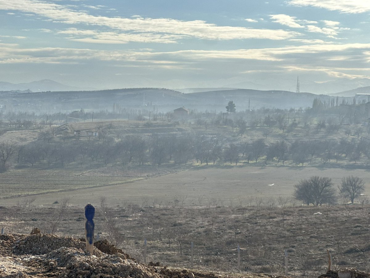 Köyün en son çiti.

Malatya’da bugün hava güneşli. Arkadaki kayısı ağaçlarını seçebiliyoruz. Bir yıl önce neredeyse dizimize kadar kar, şehri kaplayan bir sis vardı. 
 
Günlerin biz insanlar arasında döndürülmesini ibretle fark ediyoruz.

Deprem Şehidlerimizi rahmetle anıyorum.