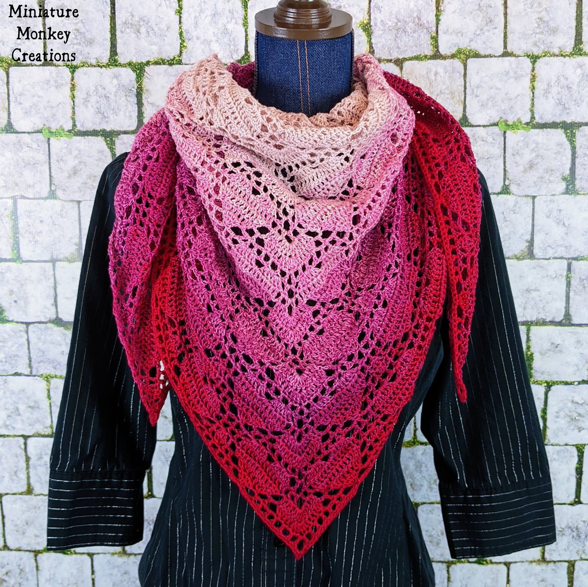 MiniMonkeyCreat's tweet photo. Are you looking for the perfect shawl to wear on or gift to your Valentine's date? This gorgeous pink to red gradient triangular shawl with 10 rows of lace hearts is RTS. $115+shipping. DM to order.

#MiniMonkeyCreat #handmade #shawl #ValentinesGifts #vegan https://t.co/f45NXIDdzA