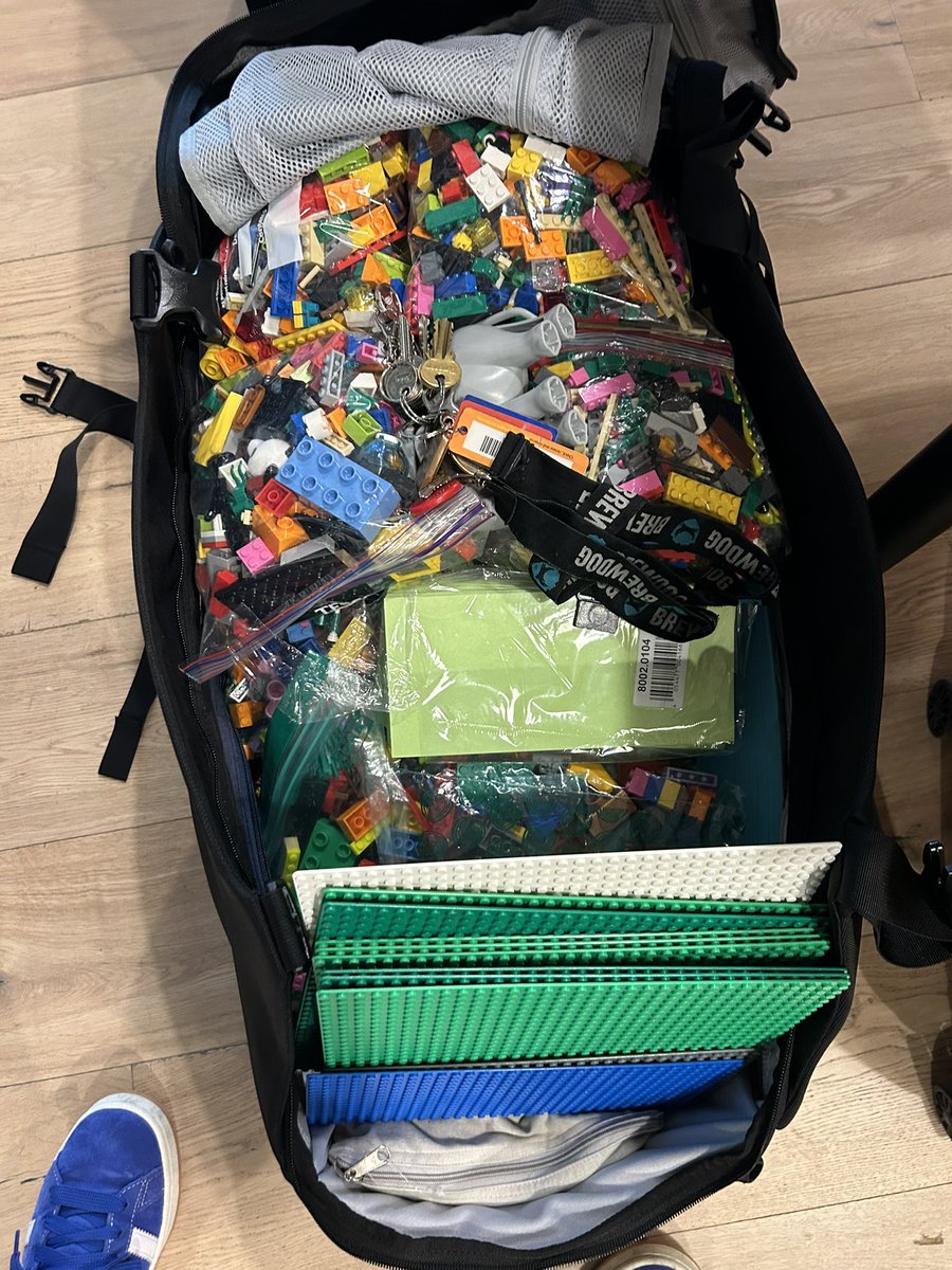 Pulling my big <a href="/OspreyPacks/">Osprey Packs</a> for this weeks retreat with <a href="/JamiePett/">Jamie Pett</a> I am not sure how many of these how been filled with Lego before 🤔 backpack and roll along bag, AND it opens fully so you can see EVERYTHING inside. I might be a little excited #FacilitatorGear