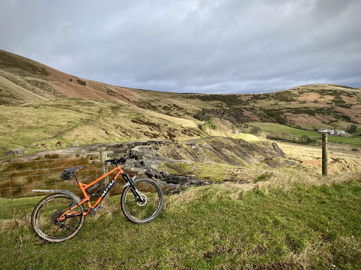 Nice ride over to Hope Valley yesterday, despite strong winds. Bradwell Edge was fun (top section ok just a bit muddy, bottom section was a test of brake control and controlled sliding 😂 @KoftheP). 27 miles & 4,000ft of the lovely Peak District #mtb #getoutandride