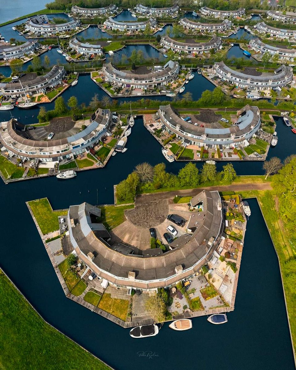 PiTourist2007's tweet photo. Bánh răng, Hà Lan ⚙️
Một số góc nhìn từ trên cao của Lemmer Marina ở Hà Lan. https://t.co/dHiE6udwuQ