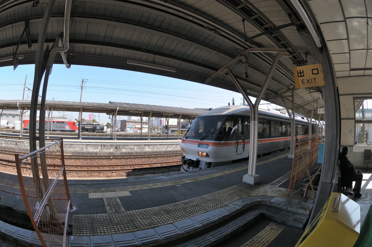 鉄路四季彩　#101

何を思ったか魚眼で撮った富田駅。遠くにはDFが昼寝中で南紀が1番線を通過していくワンシーンです。バカみたいに広い画角なんで色々写し込めますけど、使いこなしが本当に難しいので、楽しいレンズです♪

2021年2月6日
#鉄路四季彩 #日常鉄 #関西本線