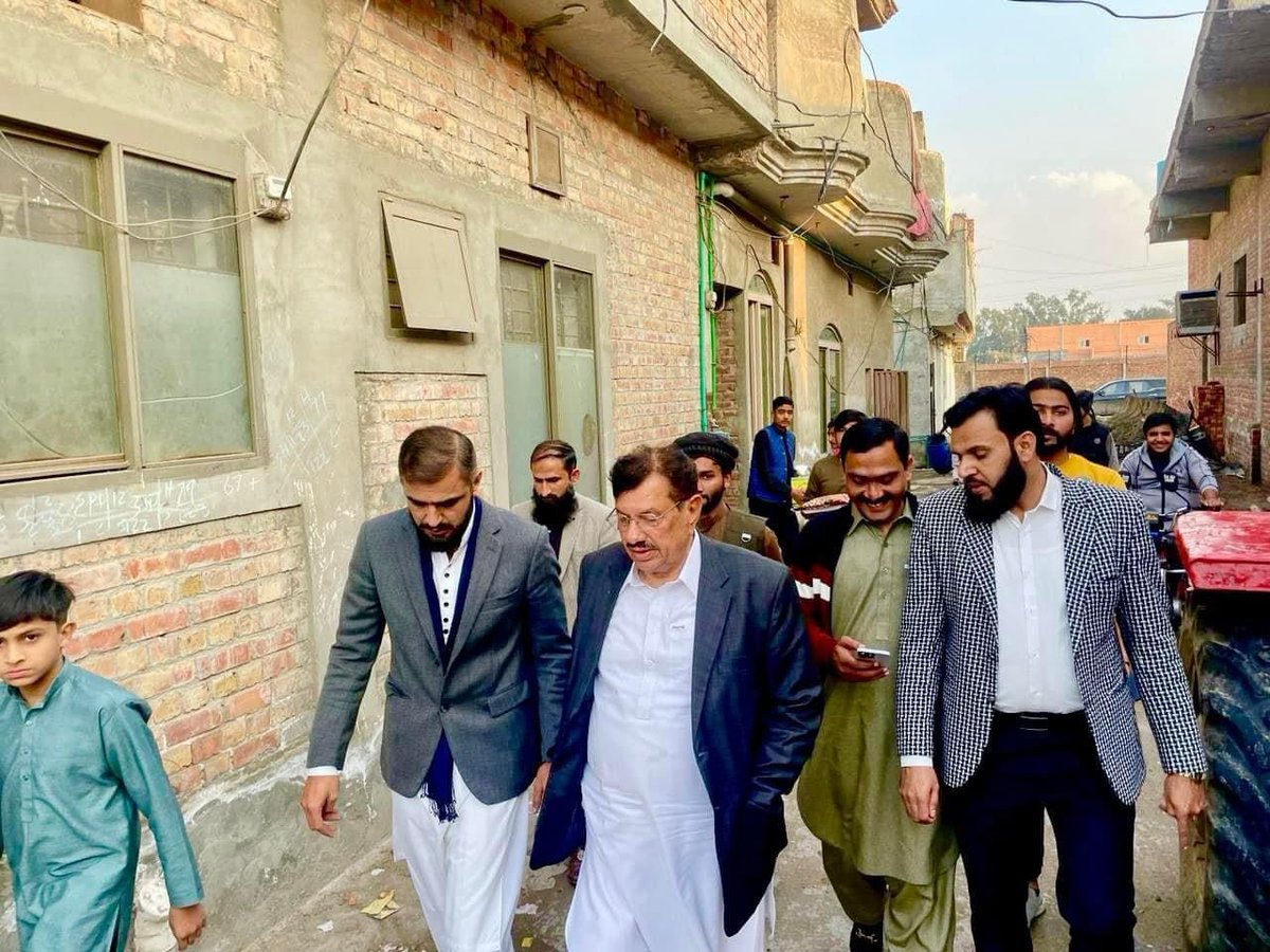PTIOfficialLHR's tweet photo. تحریک انصاف کے نامزد امیدوار پی پی 167 (انتخابی نشان تمغہ) عمار بشیر نے ڈور ٹو ڈور انتخابی مہم کی - #PP167 #tamgha #ammarbashir
#ظلم_کا_بدلہ_ووٹ_سے
#ووٹ_عمران_خان_کا https://t.co/JXOFtBpH30