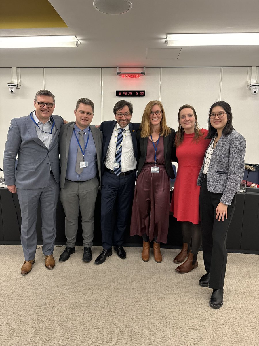 ⌚️ 11 hours of negotiations on the clock, but this team did it &amp; found a compromise text with <a href="/europarl/">European Parliament</a> on the Gigabit Infrastructure Act (#GIA)!

🛜 Soon, Europeans will be able to enjoy better internet connection at home 🏡!