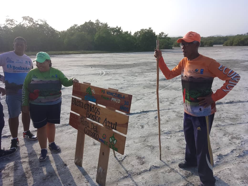 El compromiso de las mujeres ha logrado proteger el humedal Laguna La Reina y enamorar a los jóvenes de sus encantos tinyurl.com/59mp68fn