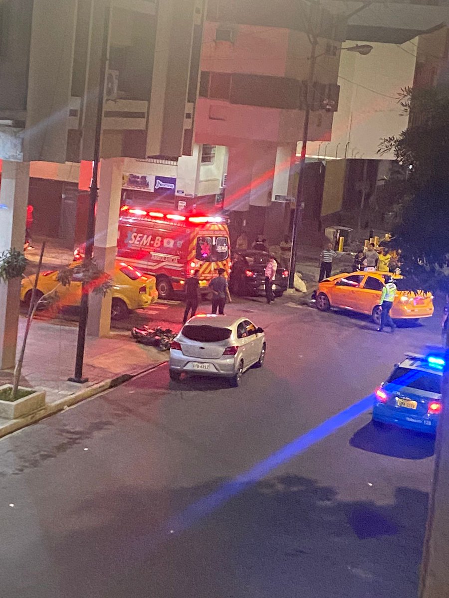 EmergenciasEc's tweet photo. Accidente de tránsito hace unos momentos en el centro de Guayaquil https://t.co/F14qVcWN9Y