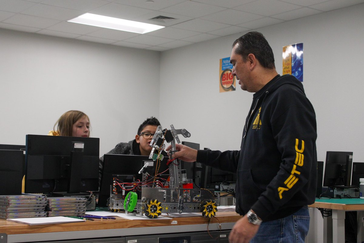 EldoRobotics's tweet photo. Our team had a great time presenting to many schools such as: PDN, Purple Heart, Ituarte, and many more. Students were able to drive, design, and learn about robots!! Encouraging them to find a love for STEM and robotics. @RReyes_EDHS @nmatsu_EDHS @EDAztecs_HS @nsallis_EDHS https://t.co/ytWckL6sw1