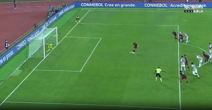 Naranjazos10's tweet photo. 🗣️ Fue penal, acéptenlo

➡️Así como le dieron 5 penales en el Mundial, así hoy le dieron un penal a Venezuela

➡️Y que quede claro que el gol de Argentina viene tras un GARRAFAL error arbitral y de VAR que no dio un tiro de esquina por desvío del arquero al remate de Kelsy https://t.co/CNQRUjEKyR