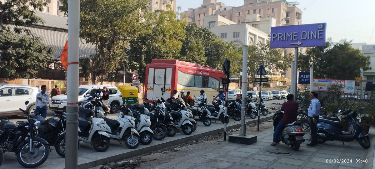 Lokeshdavecs's tweet photo. @AMCAhmedabad @CMOGuj @AmitThakerBJP 
This is the everyday situation since last 2  months at prernatith road in satellite area. Unplanned work is being done by contractor. Common man is being faced with accident, delay, dust and harresment... https://t.co/T2D274UhuB