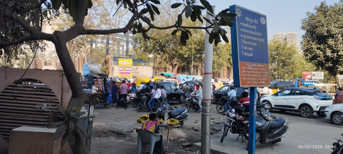 Lokeshdavecs's tweet photo. @AMCAhmedabad @CMOGuj @AmitThakerBJP 
This is the everyday situation since last 2  months at prernatith road in satellite area. Unplanned work is being done by contractor. Common man is being faced with accident, delay, dust and harresment... https://t.co/T2D274UhuB