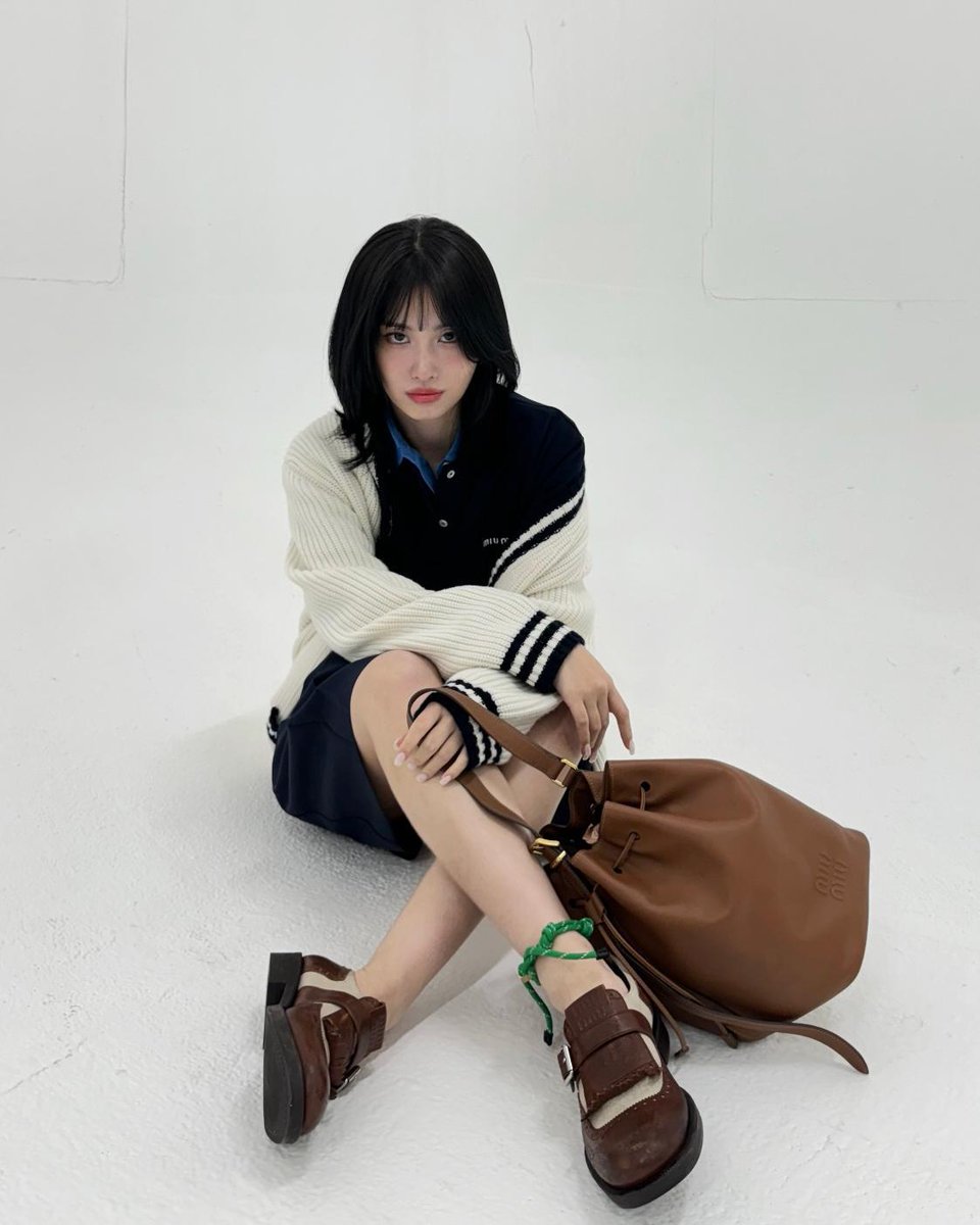 fashionsnap's tweet photo. 【明日から】ミュウミュウのポップアップが伊勢丹新宿店にオープン。アンバサダーを務めるTWICEのモモ（MOMO）から新作をまとったエクスクルーシブショットが到着。
https://t.co/UFbyBIFppw https://t.co/Gymb0xe784