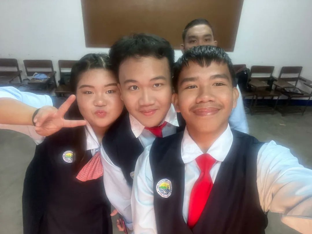 fromyouralex's tweet photo. For sale po yung naka peace sugn✌🏼😘 https://t.co/nL4SLjMlGO
