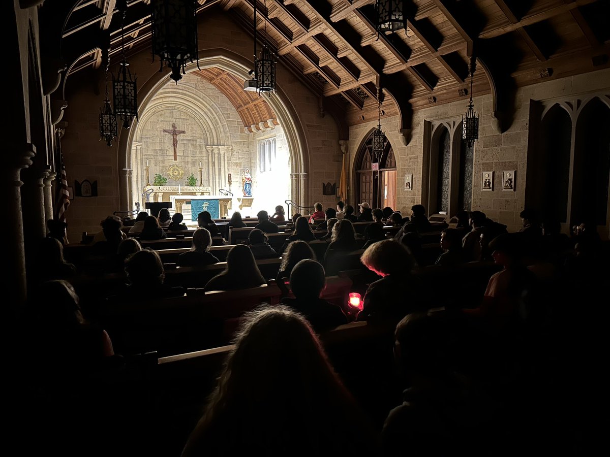 CoachMasters55's tweet photo. “the light shines in the darkness, and the darkness has not overcome it” -John 1:5
Good night from @BishopDuBourg Kairos #57 world…we loved the Lord today…and tomorrow we do it again! #CampusMinistry #BestJobInWorld https://t.co/G3EXNMw7RL