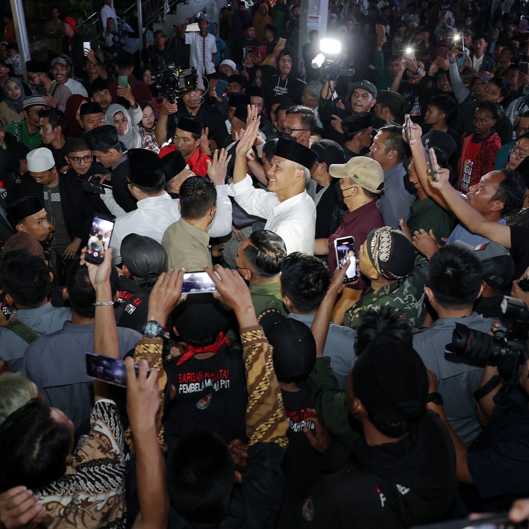ganjarpranowo's tweet photo. InsyaAllah berkah doa dan istighotsah para kiai, santri dan seluruh warga Garut di Ponpes Fauzan luber kepada kita semua.

#Ganjarmahfud2024 https://t.co/EwBnoXNSH8