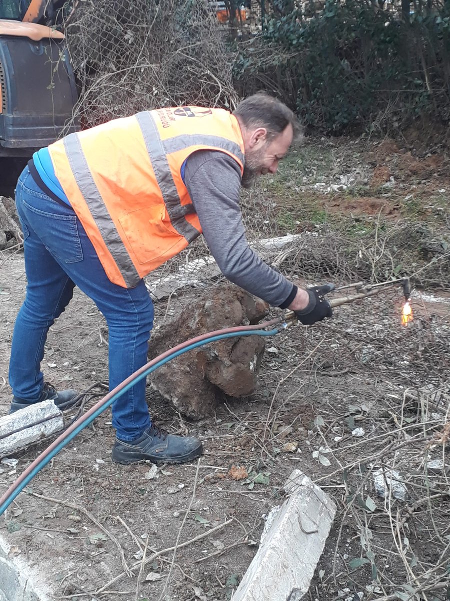 Taşeron işçileri mutaitlerin insafına bıraktınız onlarda olmayan zaten insaf kaderinize bizi terk edenler elbet taşeron işçilerin gücünü görecektir. biz kimseye küfür etmiyor saygısızlık etmiyoruz sadece bize yapılan bu haksızlığın bitmesi ve hakkımız olan kadroyu istiyoruz