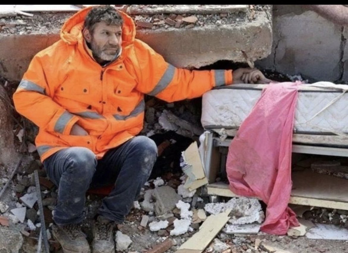 An gelir üç noktanın anlattığını bütün bir edebiyat anlatmakta acze düşer..
#6subat2023 
#asrınfelaketi