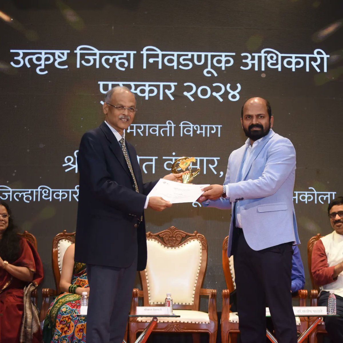 CEO_Maharashtra's tweet photo. राष्ट्रीय मतदार दिनाच्या पुरस्कार सोहळ्यात सन २०२३-२४ या कालावधीत जिल्ह्यातील मतदार यादीचे अद्ययावतीकरण, मतदार जागृती उपक्रमांविषयी केलेल्या उत्कृष्ट कामगिरीबाबत पुढील जिल्हाधिकारी यांना उत्कृष्ट जिल्हा निवडणूक अधिकारी पुरस्कार प्रदान.... (1/2) https://t.co/YgVCinF20b
