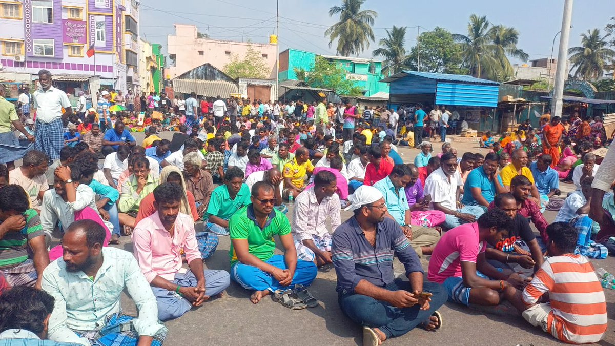 padmajaJ_'s tweet photo. #Ennoregasleak: Shops in Ennore shut down as a mark of protest against govt's technical committee report. The 33 fishing village leaders and locals have been protesting for more than 40 days since the gas leak on Dec 26, 2023. They demand permanent closure of the fertiliser factory Coromandel International Limited. The technical committee report asks @Tnpcbofficial to levy Rs5.92 crore as environmental compensation and take legal action, apart from retrofitting the sub-sea pipeline that leaked ammonia.