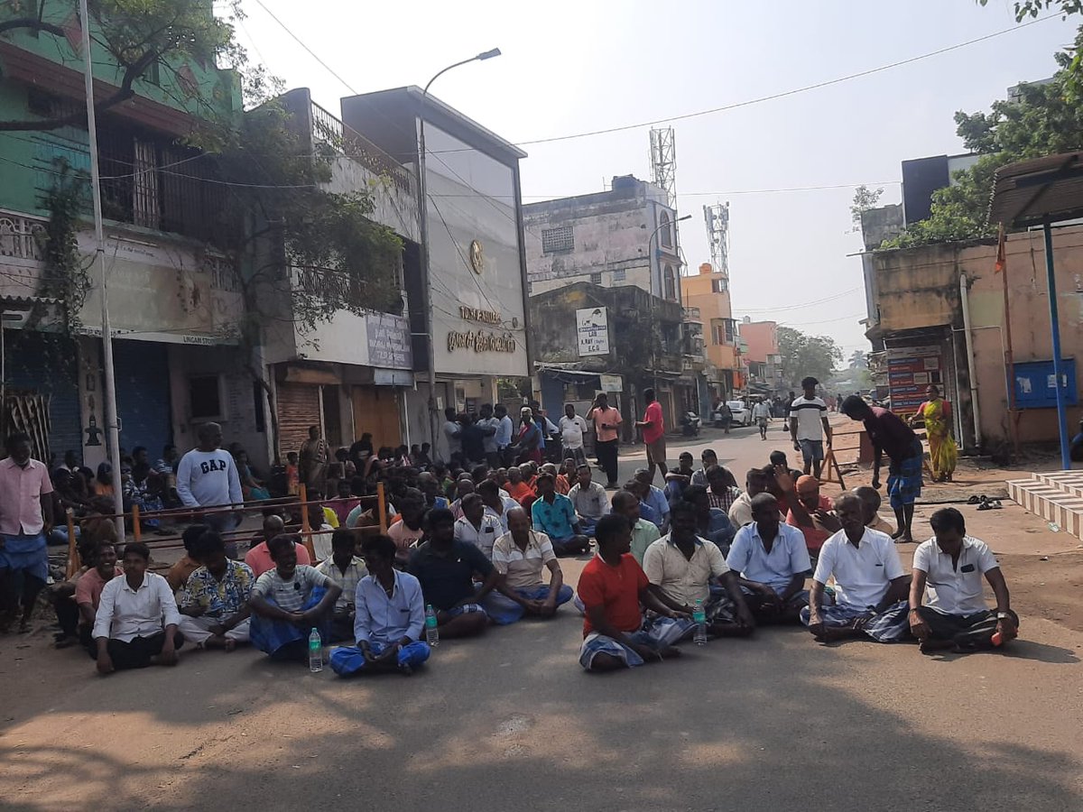padmajaJ_'s tweet photo. #Ennoregasleak: Shops in Ennore shut down as a mark of protest against govt's technical committee report. The 33 fishing village leaders and locals have been protesting for more than 40 days since the gas leak on Dec 26, 2023. They demand permanent closure of the fertiliser factory Coromandel International Limited. The technical committee report asks @Tnpcbofficial to levy Rs5.92 crore as environmental compensation and take legal action, apart from retrofitting the sub-sea pipeline that leaked ammonia.