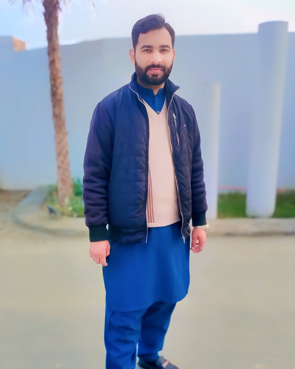 TufailFarid2's tweet image. سِتارے گر بتا دیتے  
سفر کتنا کٹھن ہوگا؟  
پیالے شہد کے پیتے  
تلخ ایام سے پہلے  
یہ ہم جو لکھتے رہتے ہیں  
ہماری آپ بیتی ہے  
کہ دُکھ کب تحریر ہوتے ہیں؟  
کسی الہام سے پہلے.