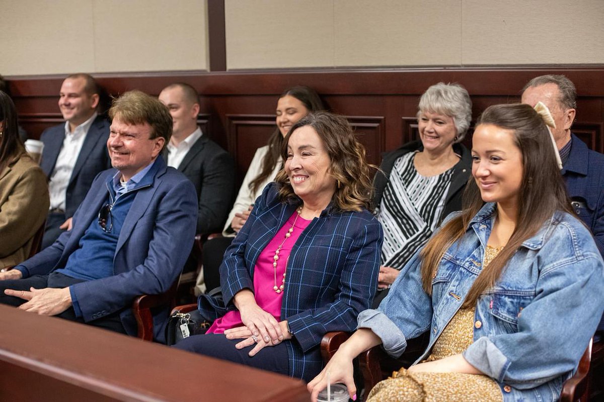 Dean_CMDavidson's tweet photo. @SIUSchoolofLaw is celebrating the transformational gift of $10,000,000 from John and Jayne Simmons! Thank you for your generosity as we celebrate 50 years of #SIULAW! #Simmonlaw #Determinedlove #ThisisSIU https://t.co/TSwtVoG8mH