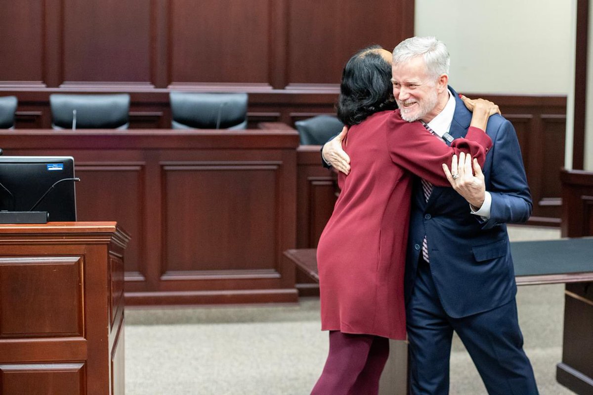 Dean_CMDavidson's tweet photo. @SIUSchoolofLaw is celebrating the transformational gift of $10,000,000 from John and Jayne Simmons! Thank you for your generosity as we celebrate 50 years of #SIULAW! #Simmonlaw #Determinedlove #ThisisSIU https://t.co/TSwtVoG8mH
