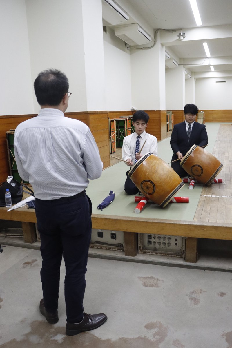 sumokyokai's tweet photo. ＜#呼出し＞
呼出しによる太鼓の練習が行われていました。
太鼓には相撲開催を知らせる「触れ太鼓」、本場所中櫓の上で打つ「寄せ太鼓」、打ち出しの「跳ね太鼓」等があります。
写真は安希隆（左）と仁（右）
指導するのは正男。

こうして江戸時代から続く伝統が受け継がれていきます。

#sumo #相撲 https://t.co/CHodJ1BNCP
