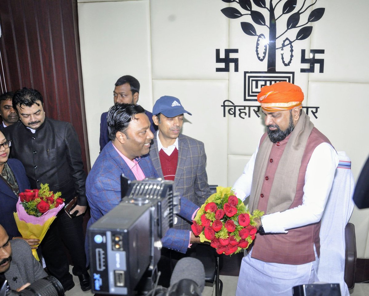 samrat4bjp's tweet photo. आज बिहार सरकार के वित्त मंत्री के रूप में मुख्य सचिवालय स्थित कार्यालय जाकर पदभार ग्रहण किया। इस अवसर पर विभागीय पदाधिकारियों ने पुष्पगुच्छ देकर कार्यालय कक्ष में स्वागत किया। मैं उन सभी के प्रति धन्यवाद प्रकट करता हूँ। 

पदभार ग्रहण करने के पश्चात आज पहले ही दिन विभागीय पदाधिकारियों के साथ बजट पर विस्तृत चर्चा की।
#samratchoudhary #BiharGovernment #financedepartment