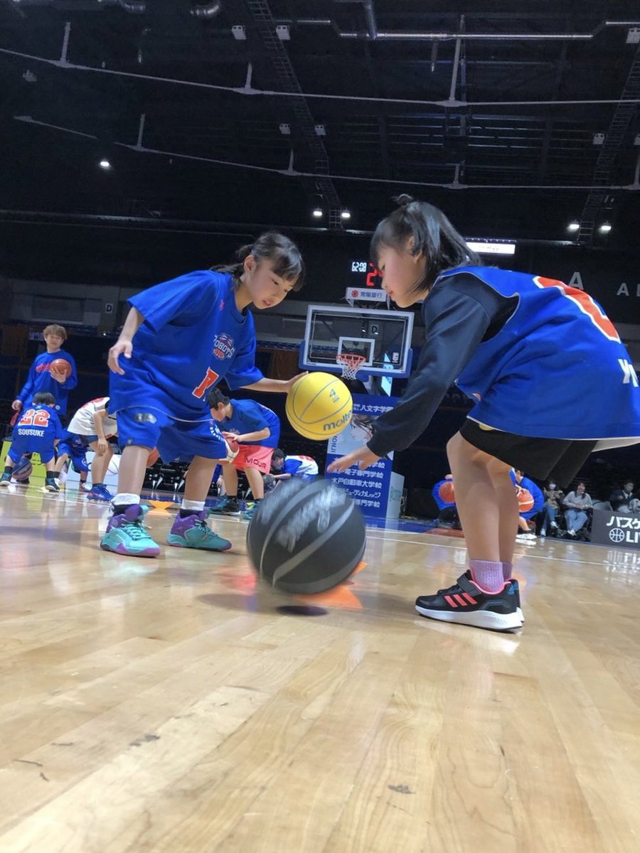 robotsschool's tweet photo. 🏀ROBOTSスクール生限定イベント(U-9)🏀
2月3日(土)アダストリアみとアリーナにて、「茨城ロボッツvsサンロッカーズ渋谷」ホームゲームを観戦後、クリニックを開催しました！

Bリーグ選手が実際に試合しているコートを使用して、ドリブル・パスの基礎、応用の練習をしました！

#茨城ロボッツ https://t.co/wnJuArdAyn